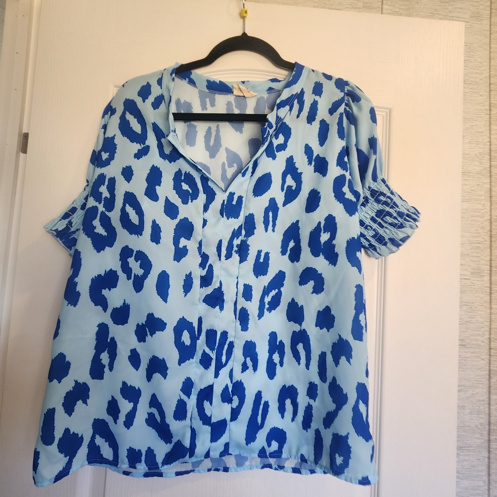 *BiBi Blue Animal Print Blouse Size S Euc*